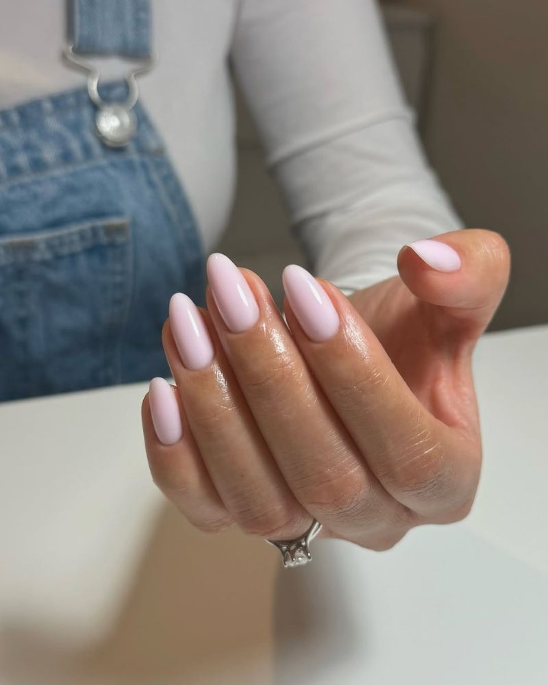 ongles rose clair, ongles nude roses, ongles soignés