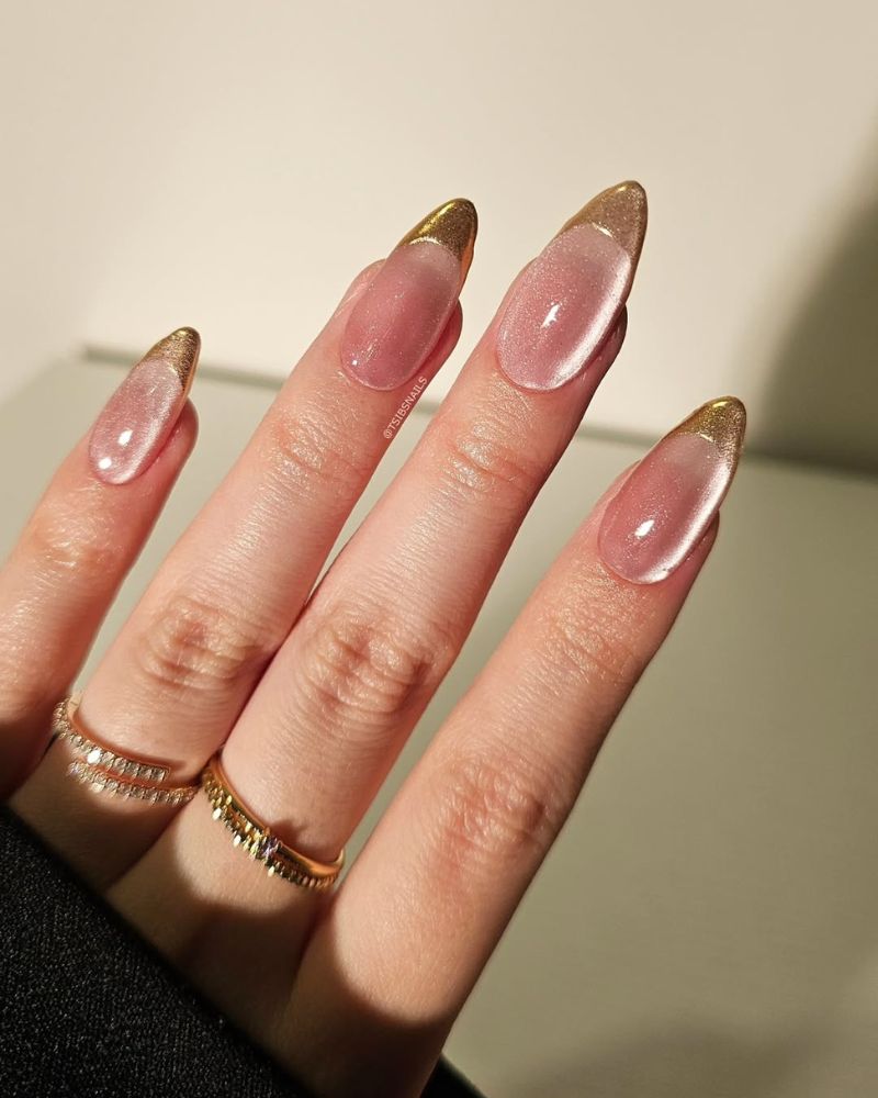 ongles velours nude avec french tips dorés et forme stiletto