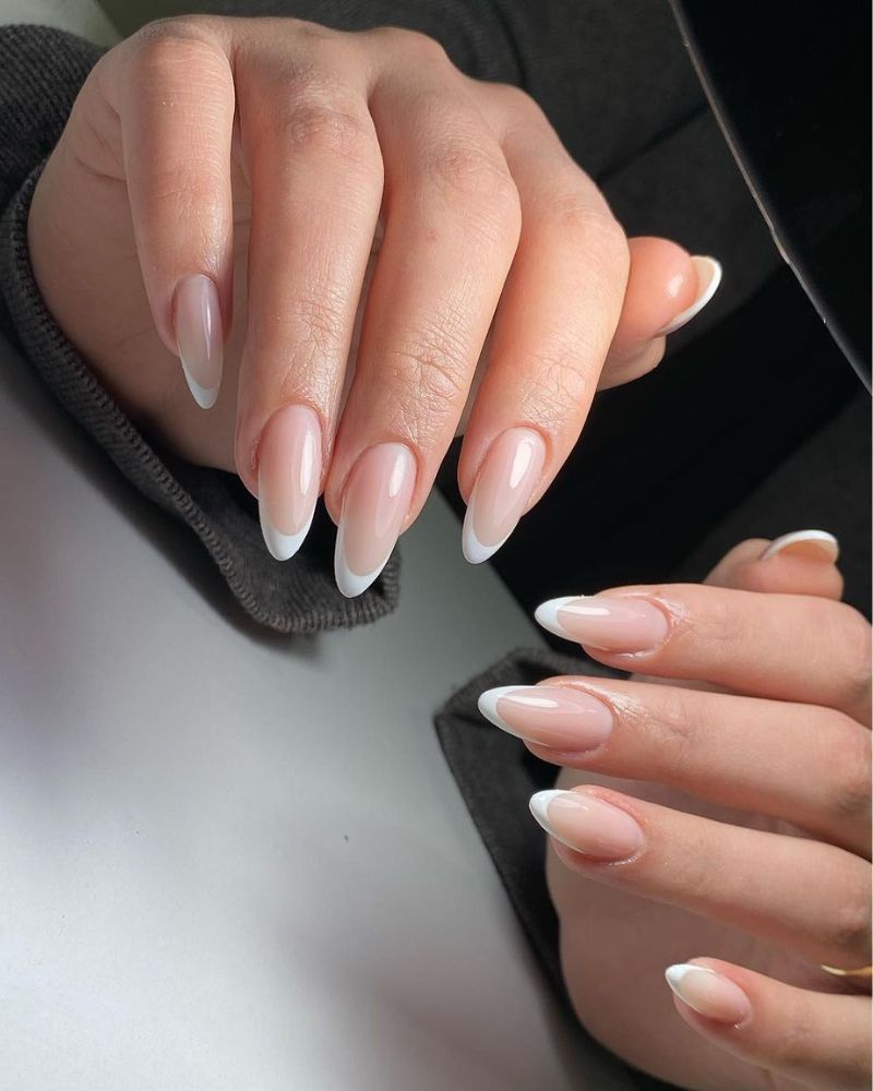ongles en forme d'amande, french manucure classique