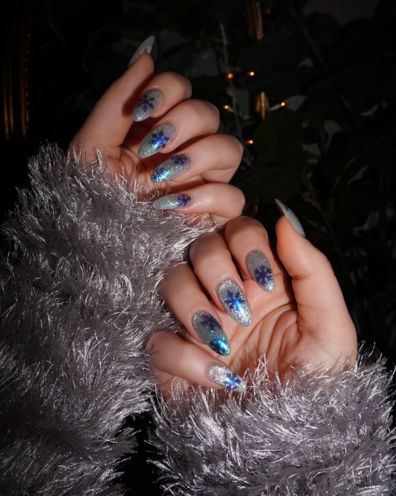 ongles bleu cat eye avec nail art flocon de neige