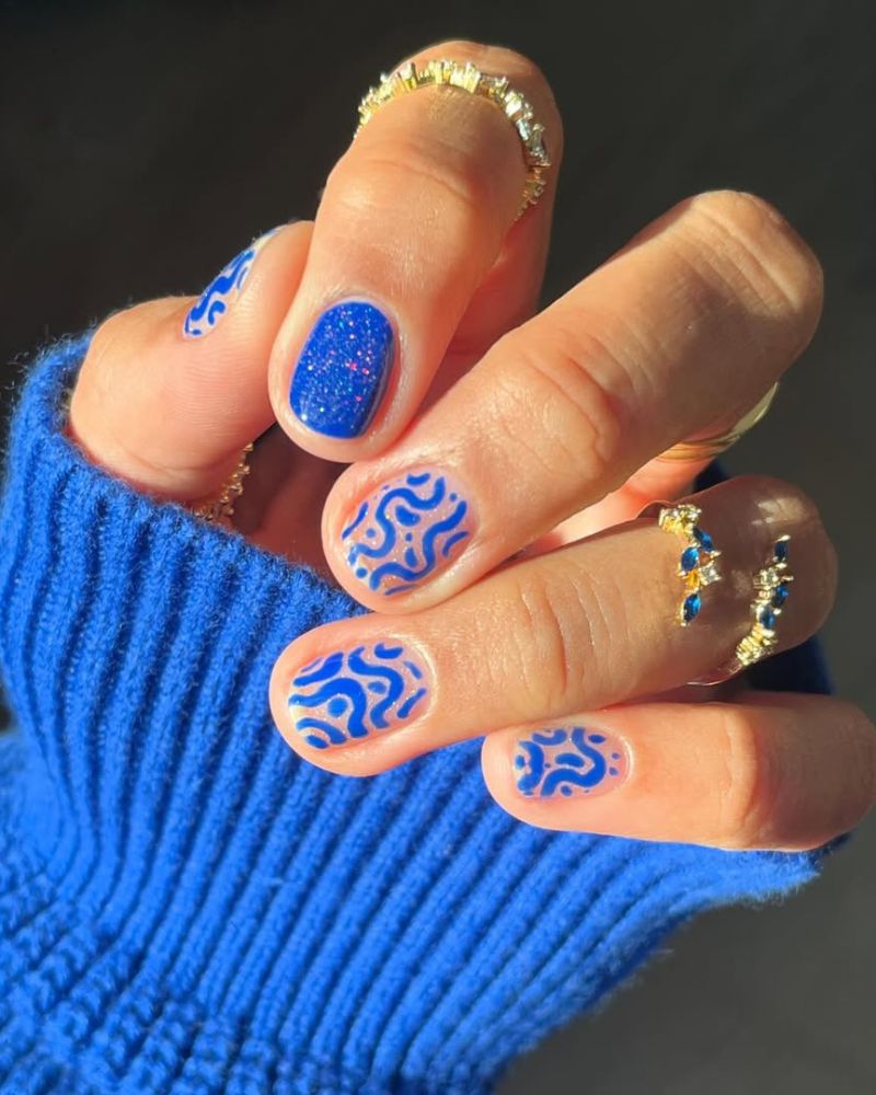 ongles courts bleus, manucure fun