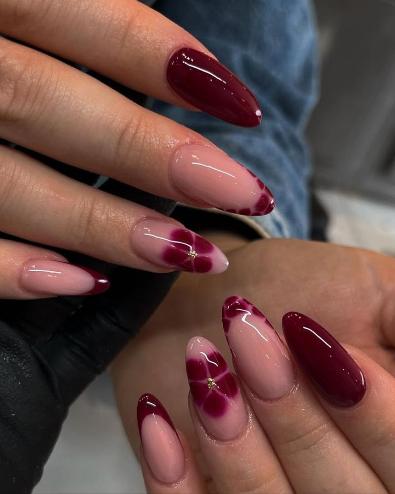 ongles amande nude avec designs bordeaux
