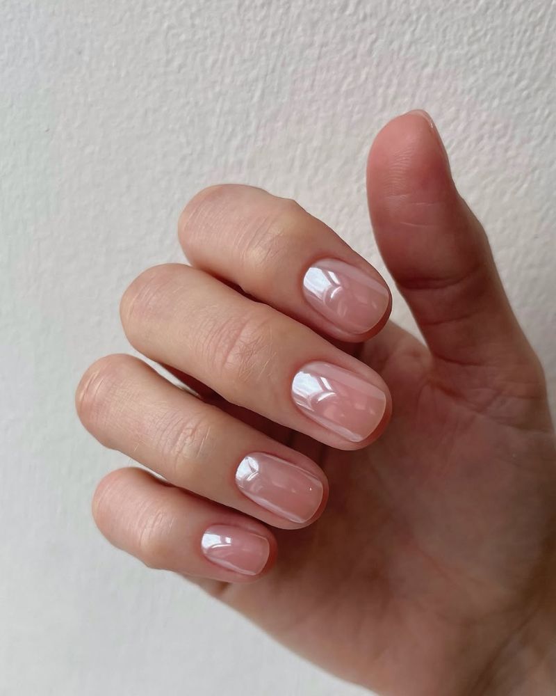 ongles courts nude avec finition chrome nacrée