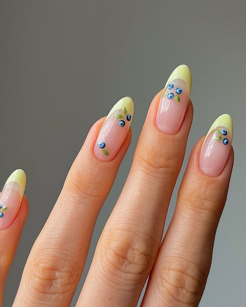French jaune, nail art myrtille