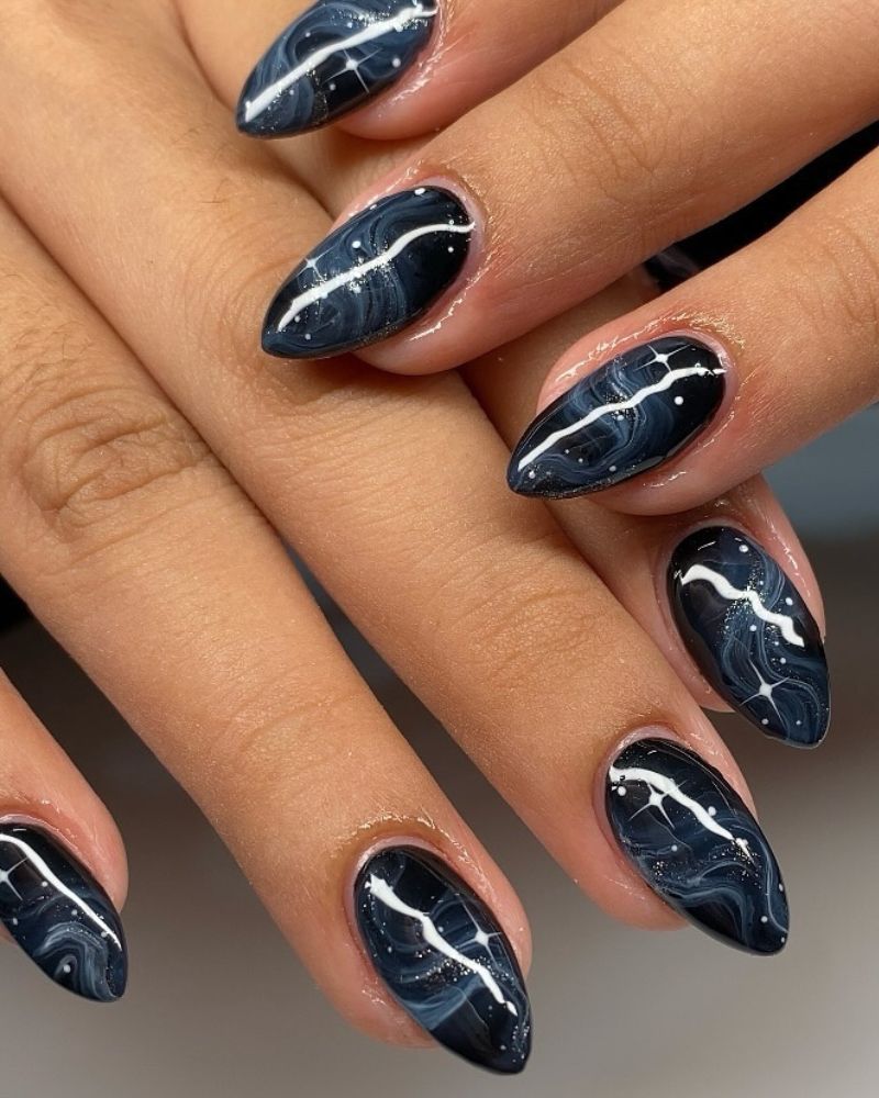 ongles bleu foncé, ongles noirs avec nail art