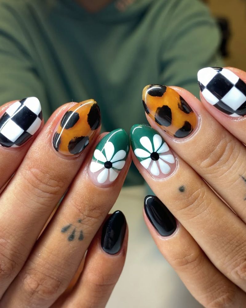 design simple manucure automne avec carreaux, fleur et écaille de tortue