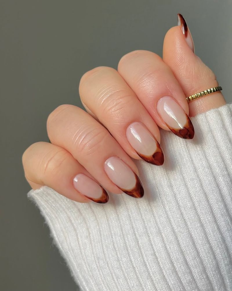 ongles chics d’automne avec nail art écaille de tortue french tips