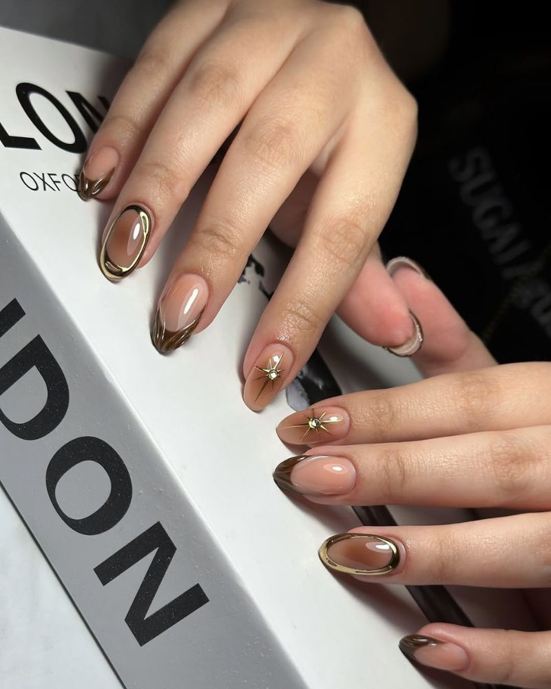 ongles marron avec nail art doré sur manucure ronde