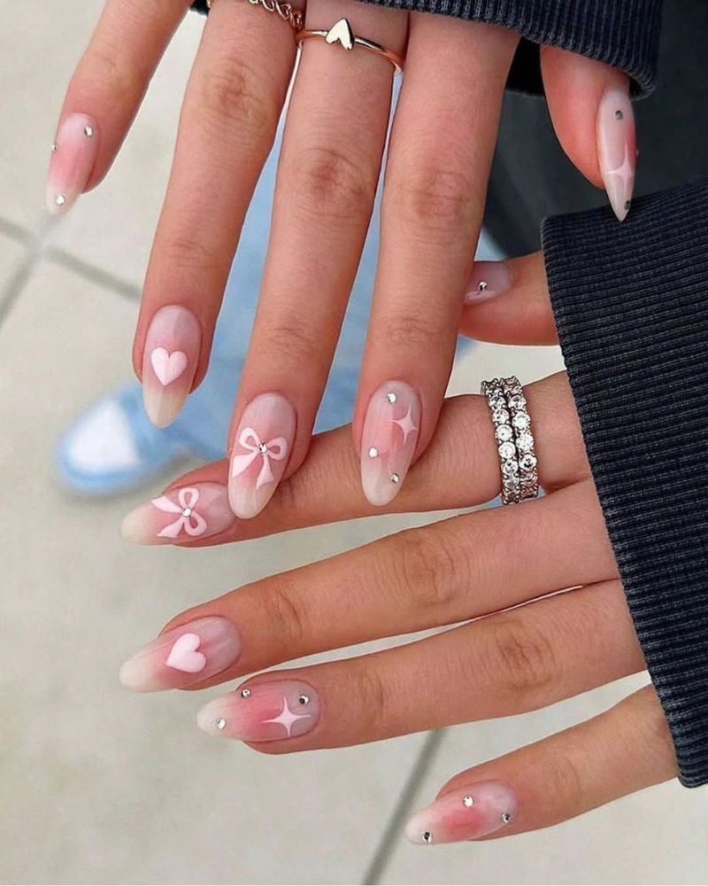 ongles roses avec nail art, ongles simples et élégants