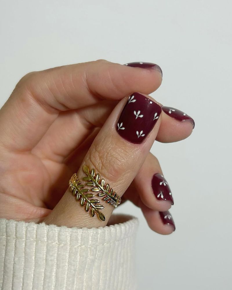 ongles courts marron avec nail art fleurs