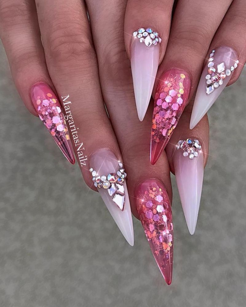 ongles stiletto roses
design d'ongles roses
ongles longs roses