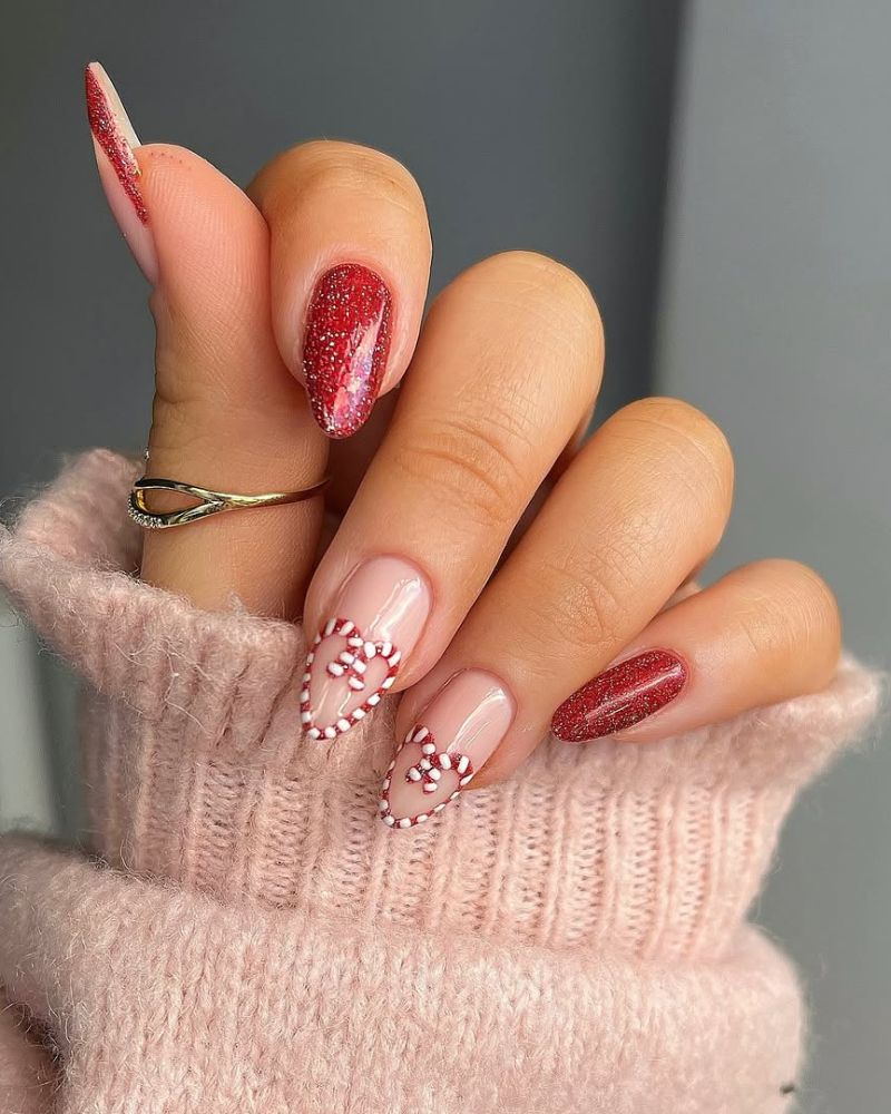 ongles rouges scintillants pour Noël avec art cane de bonbon