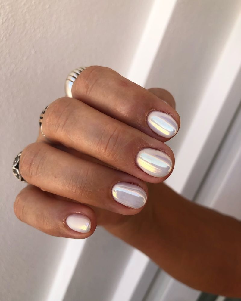 ongles chrome blancs, ongles été courts, ongles été simples
