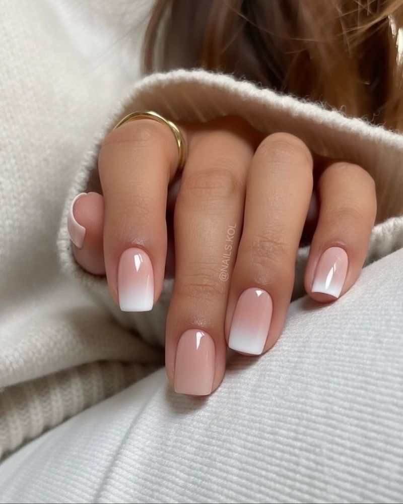 nail art hiver simple avec bouts ombrés blancs