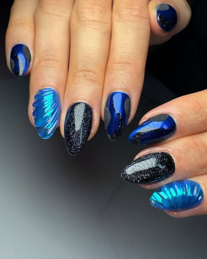 ongles bleu foncé, ongles amande, nail art 3D