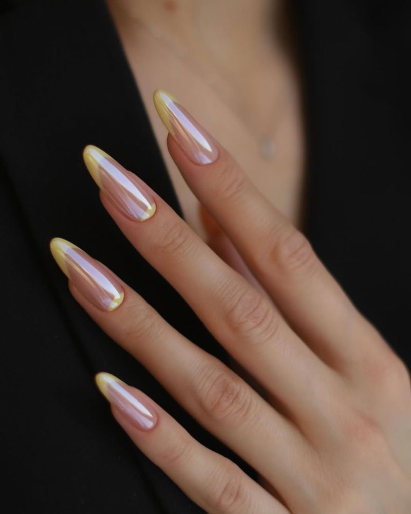 ongles amande longs, French manucure jaune, ongles chrome