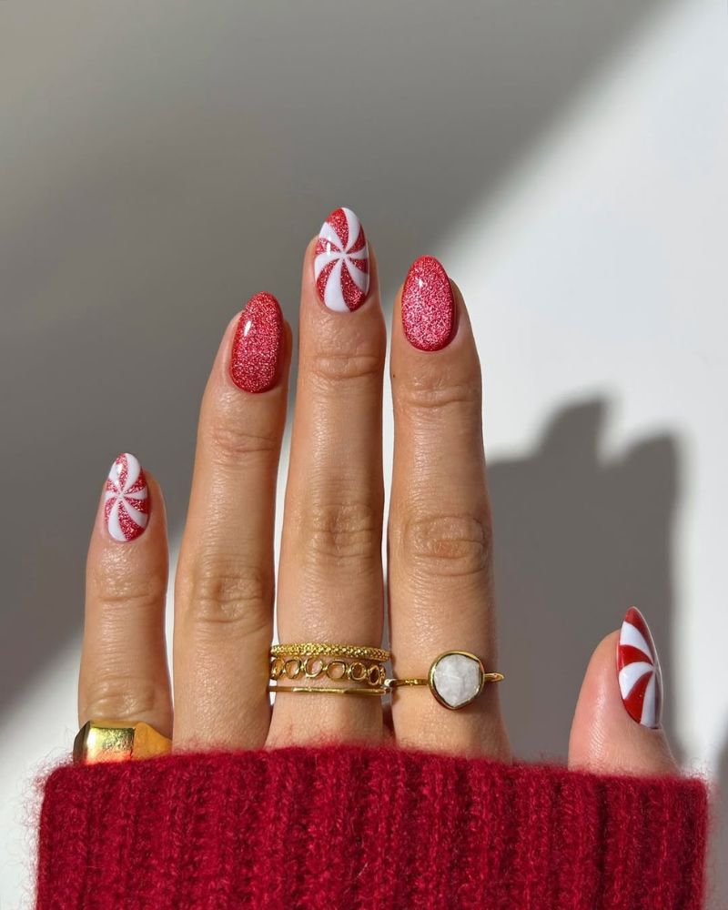 ongles œil de chat rouge avec art d’ongle cane