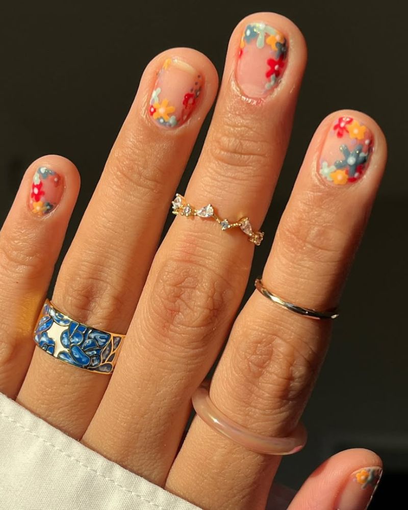 art floral sur ongles courts pour manucure d’automne
