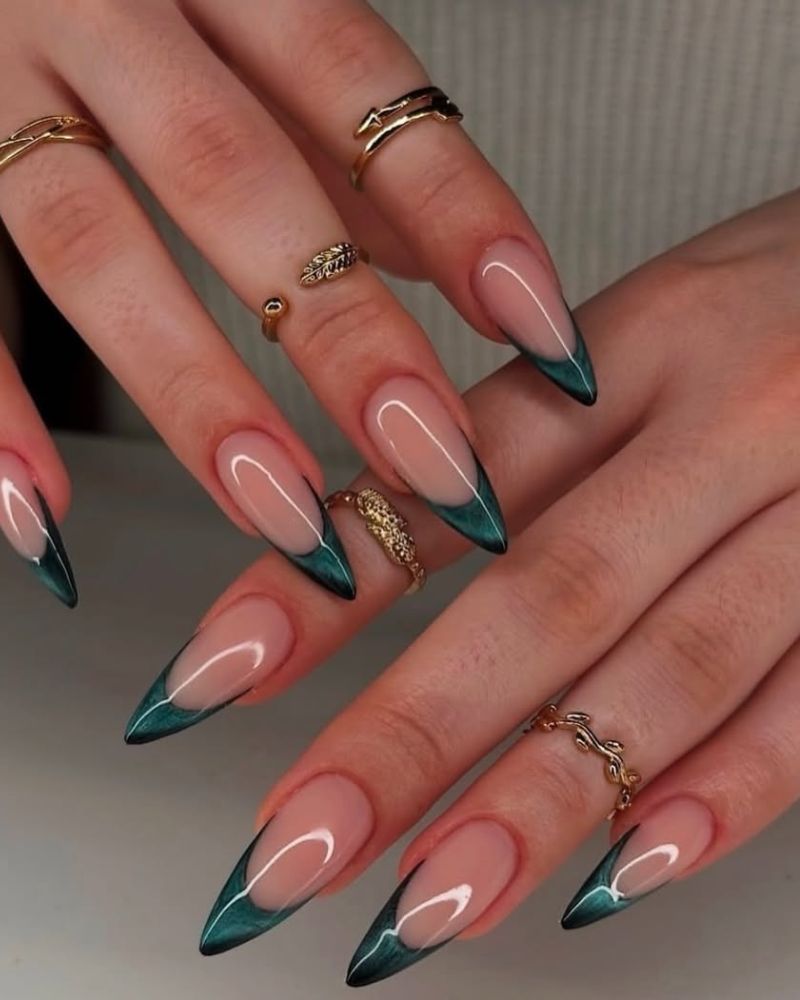 ongles french verts émeraudes en forme stiletto