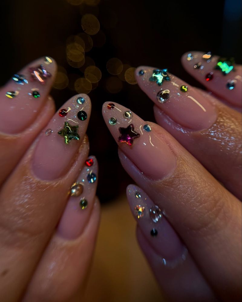ongles simples de Noël avec pierres précieuses