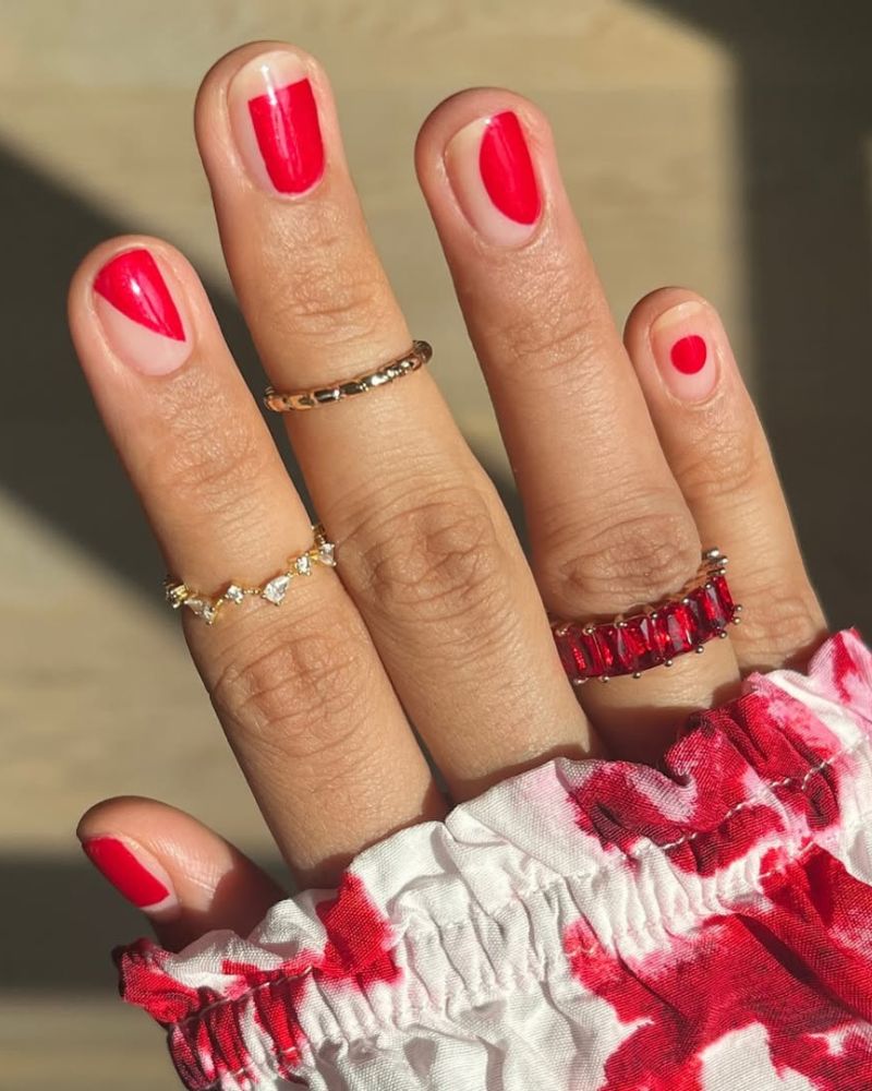 ongles courts avec design nail art rouge