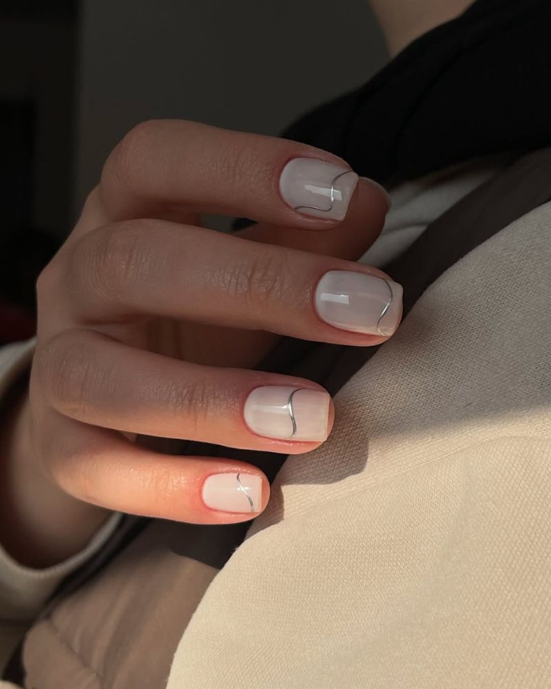 ongles classiques blancs laiteux avec ligne fine argentée