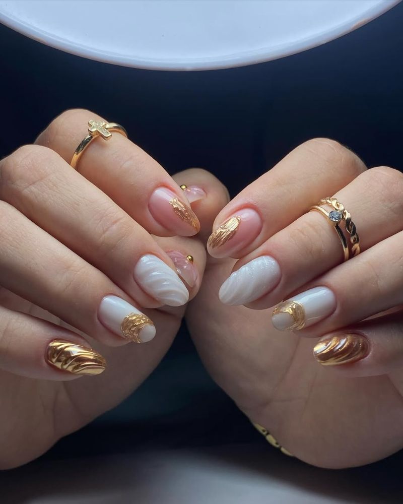ongles blancs et dorés avec nail art 3D