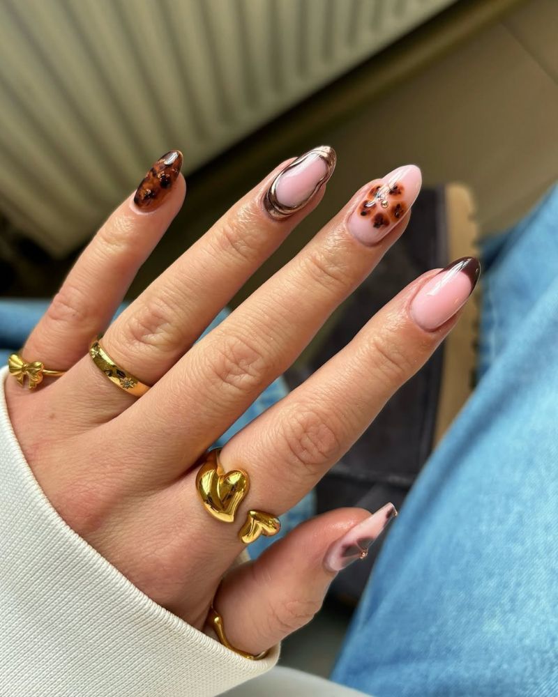 nail art d’automne simple avec design marbré et french tips marron