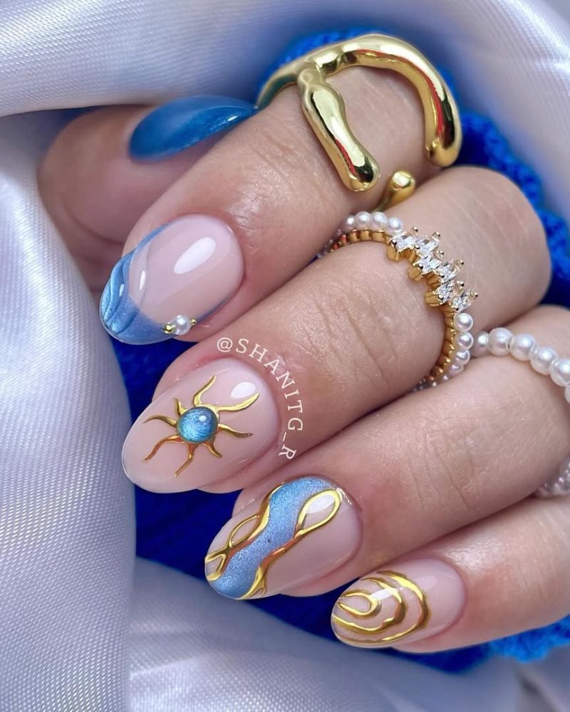 nail art bleu clair, ongles bleus et or