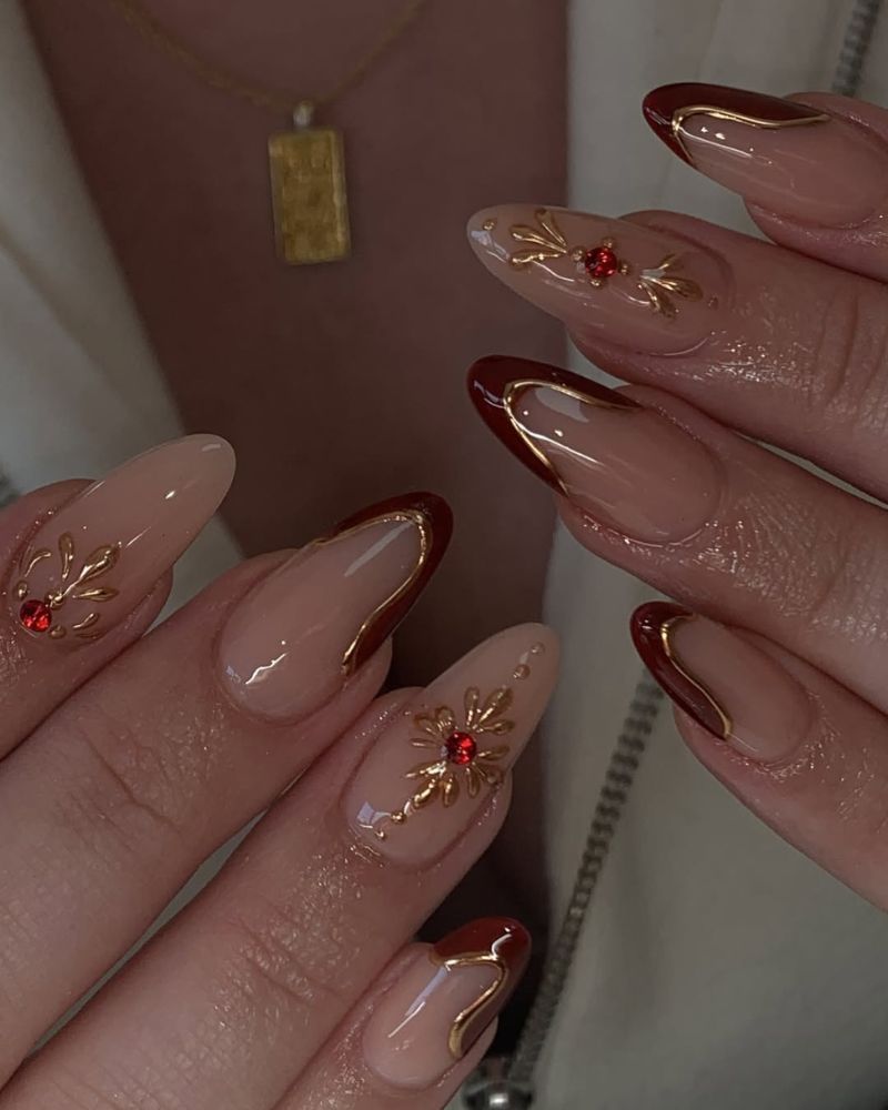 ongles nude avec nail art bordeaux et doré