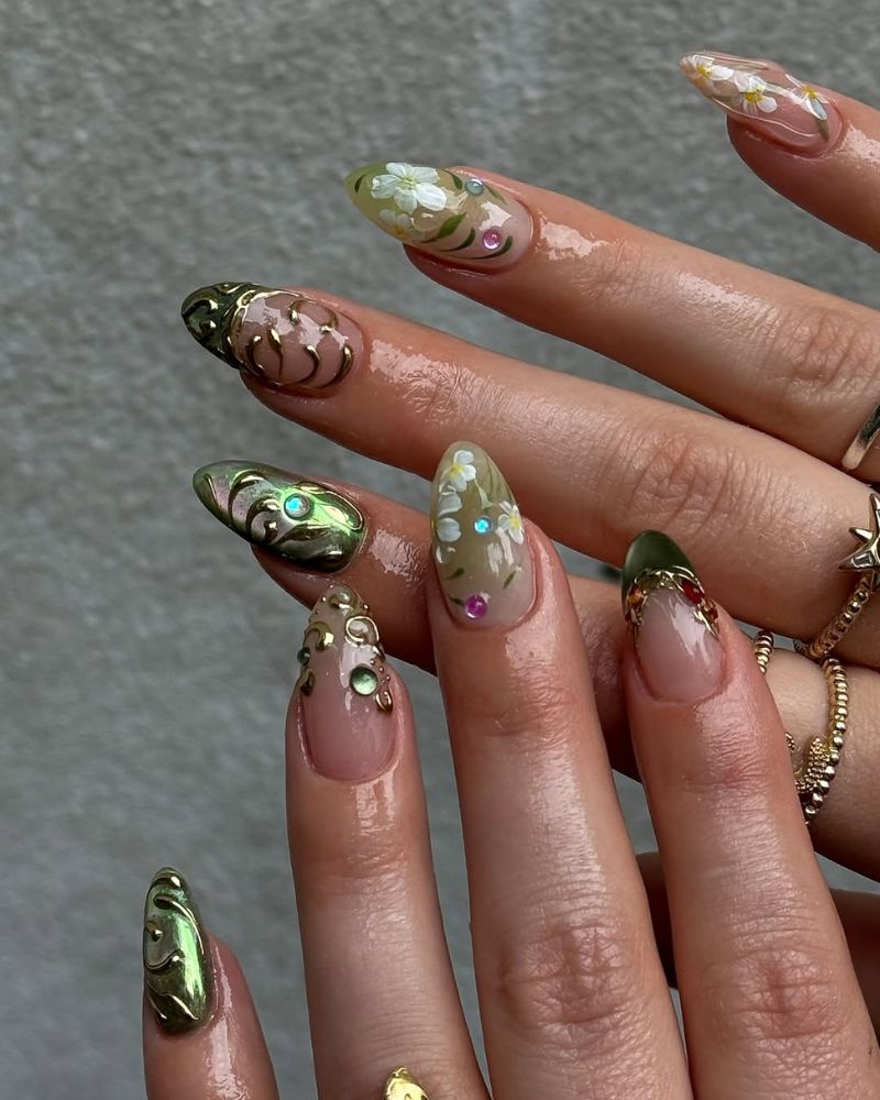 ongles verts délicats pour l’automne, forme amande, avec accents dorés, chrome et art floral