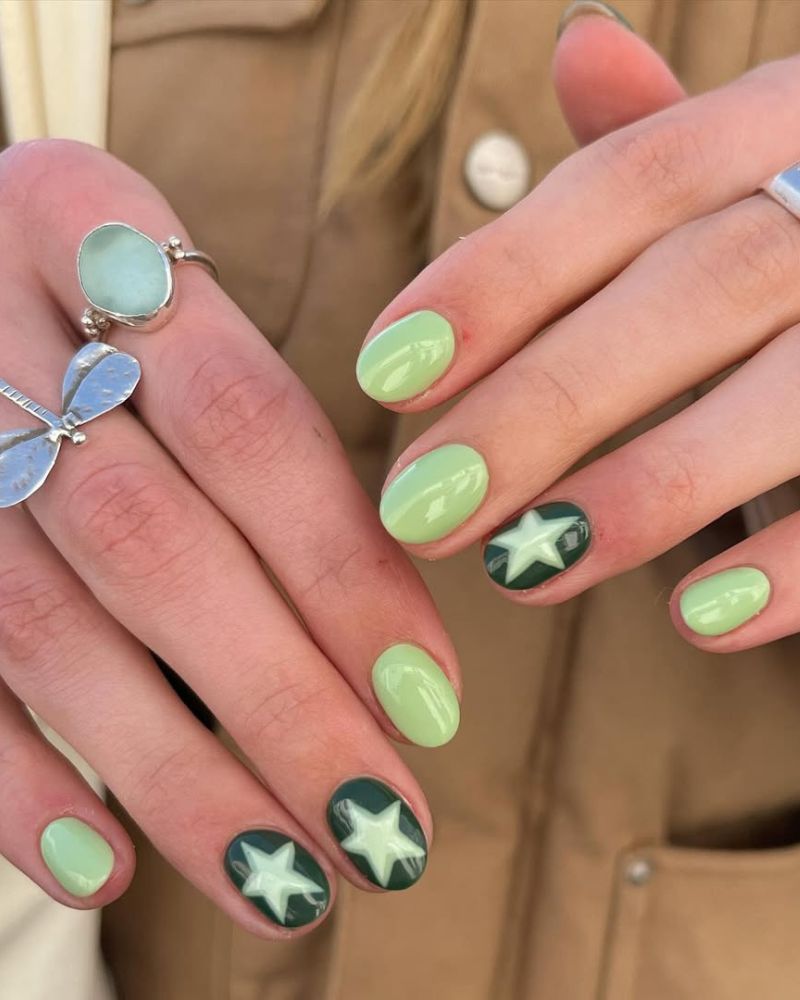 ongles vert clair et vert foncé avec art d’étoile