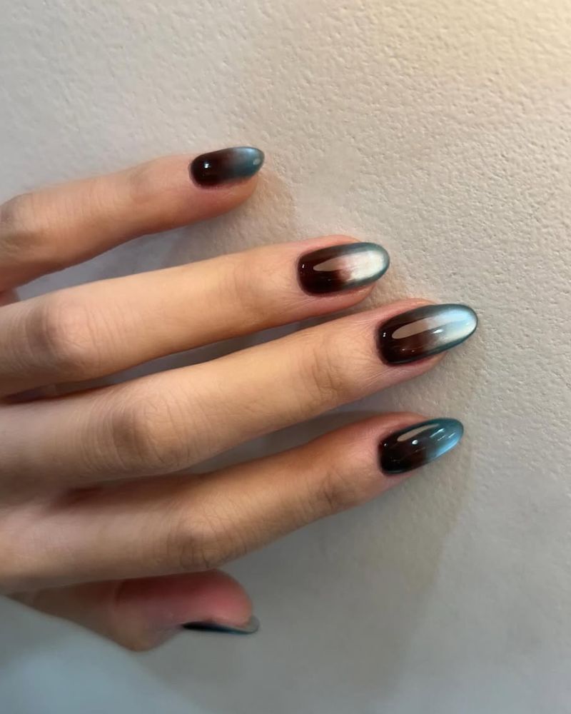 inspiration ongles hiver base marron et bouts bleus