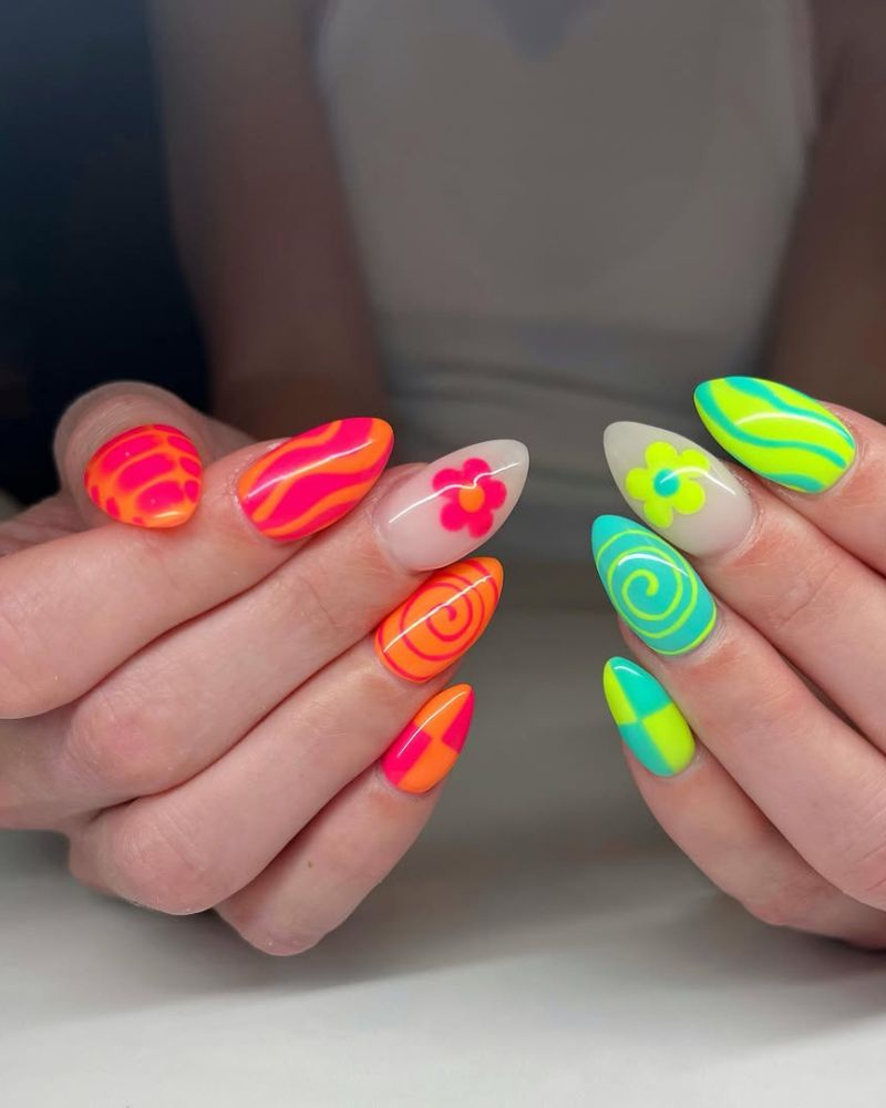 ongles d'été néons brillants, rose et orange, vert néon
