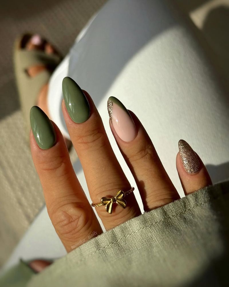 ongles vert olive et doré pailleté sur forme amande