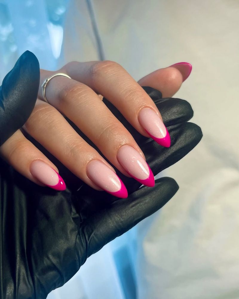 ongles stiletto, pointes rose vif