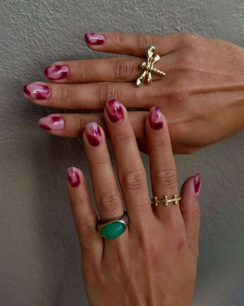 nail art tie-dye sur ongles nude naturels