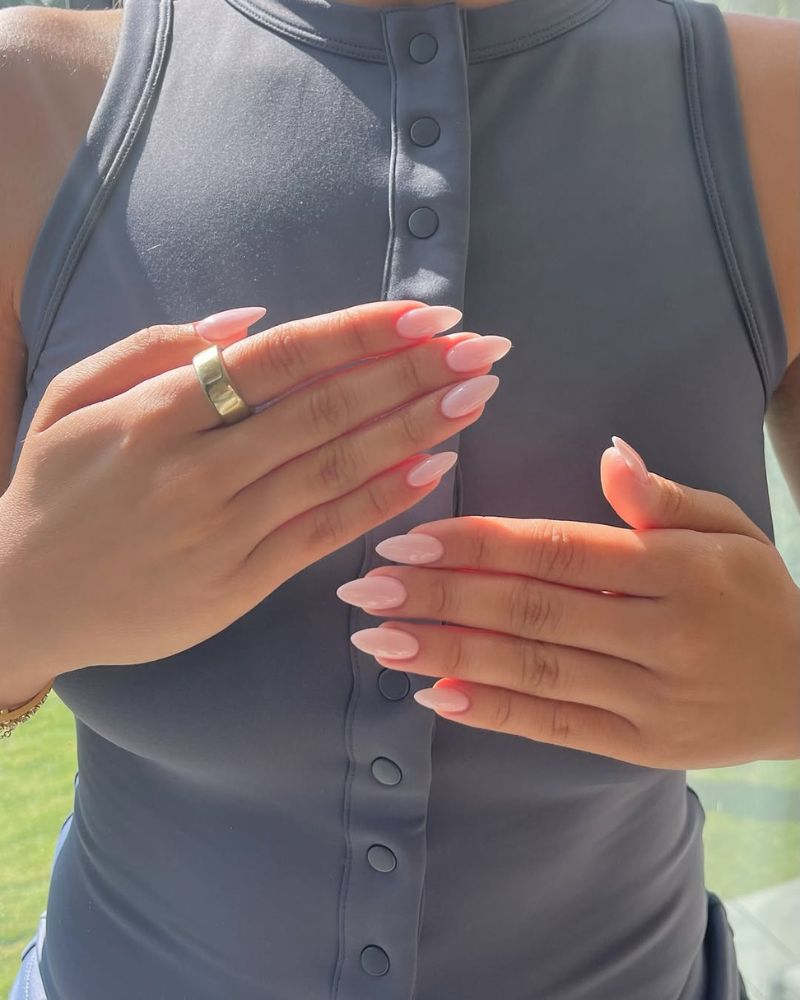 ongles stiletto nude, ongles nude rosés