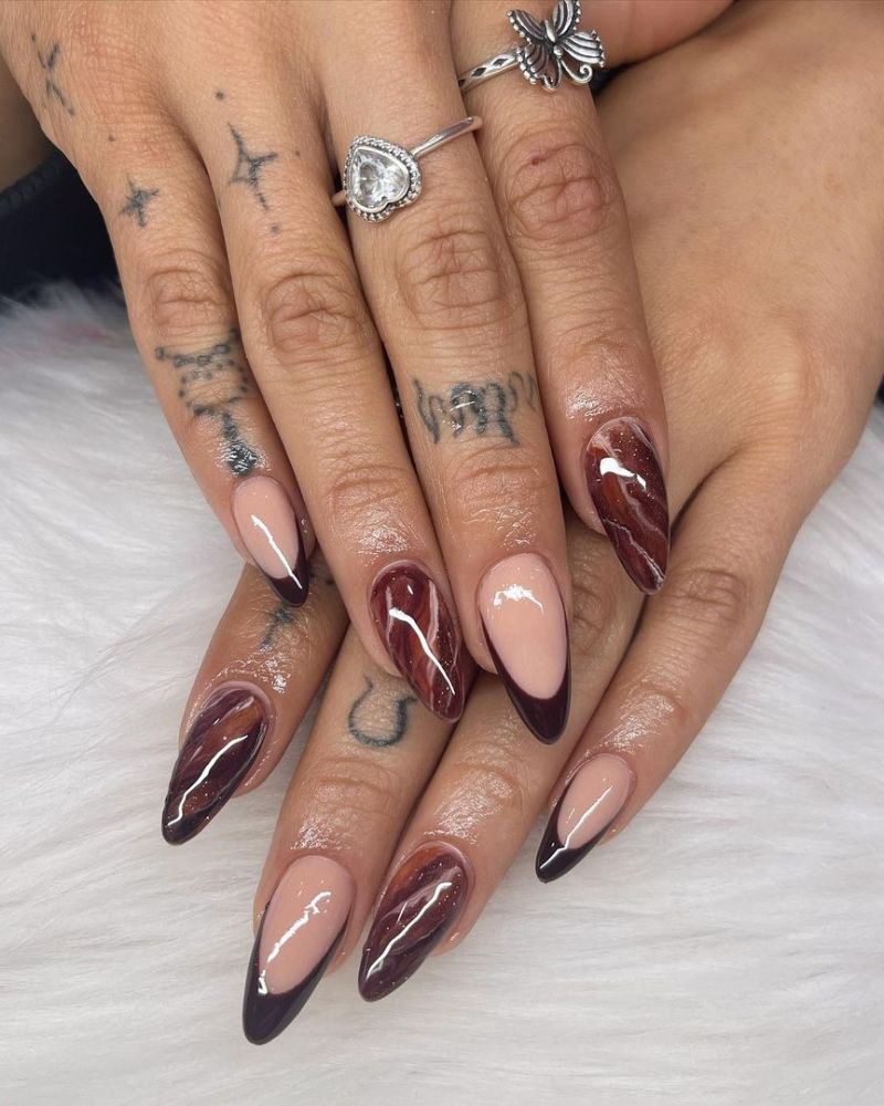 nail art marbre marron, couleurs ongles d'automne