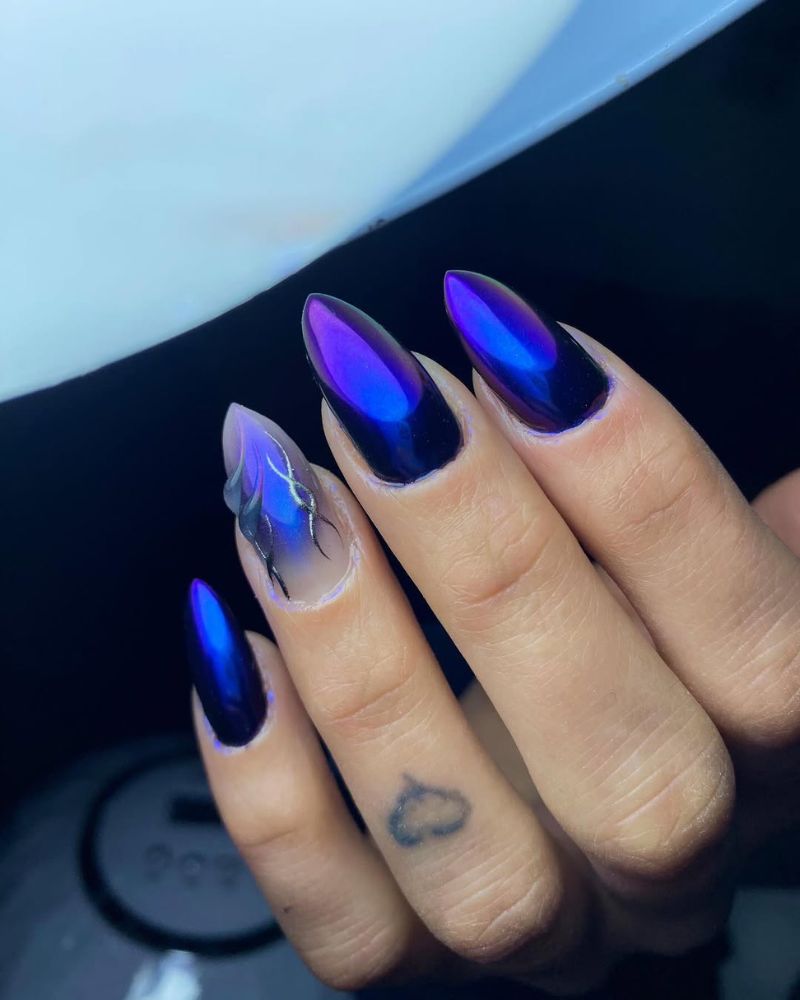ongles noirs violets, ongles violets chrome