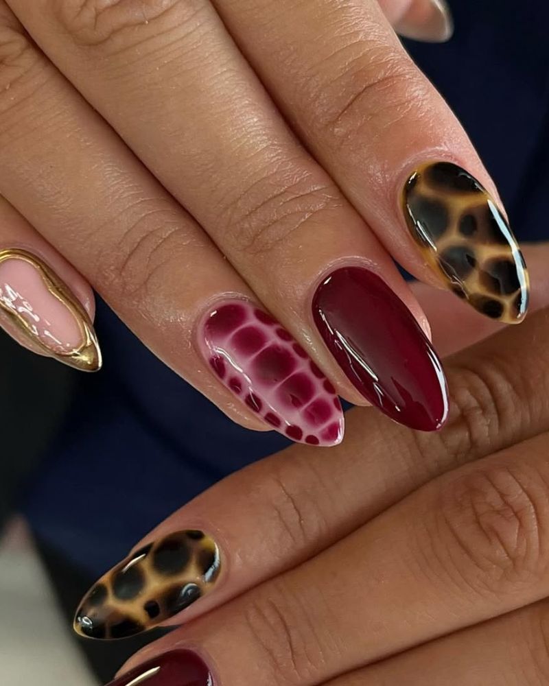 design bordeaux avec imprimé animal et détails dorés