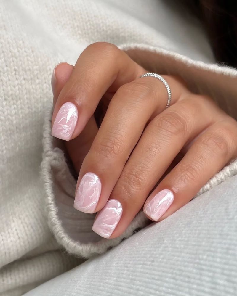 nail art marbré nude et blanc pour l’hiver