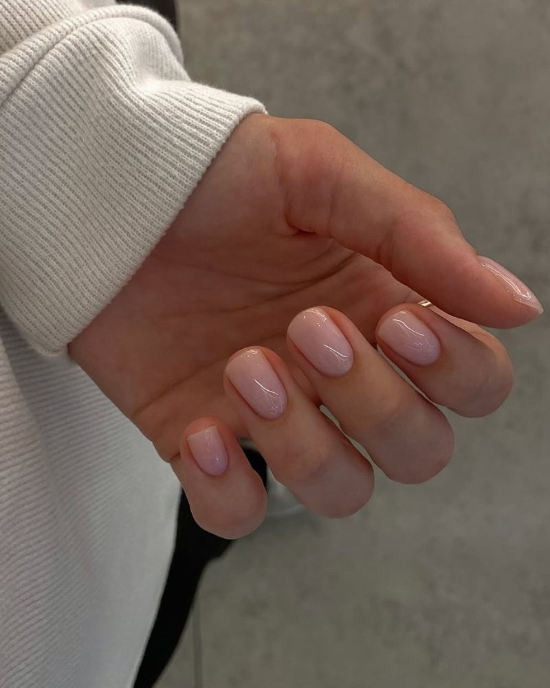 ongles courts nude laiteux pour manucure chic