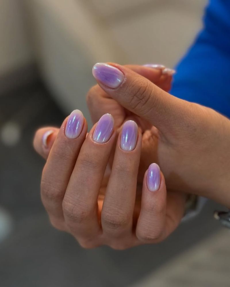 idées d’ongles printaniers, ongles violets, ongles chrome