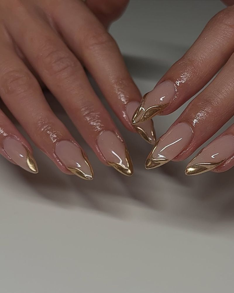 ongles nude avec nail art doré, forme amande longue