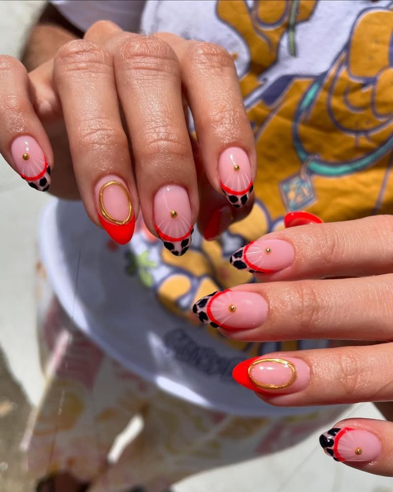 ongles rouges vif avec nail art imprimé animalier