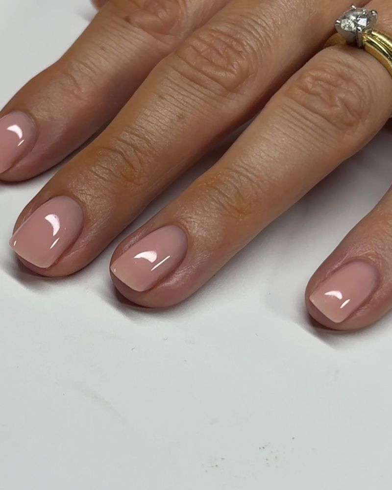 designs d’ongles nude forme carrée