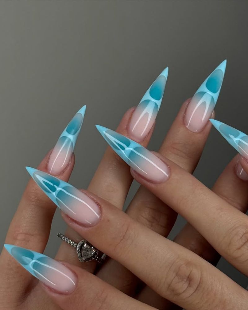 ongles stilettos, ongles longs, ongles bleu clair