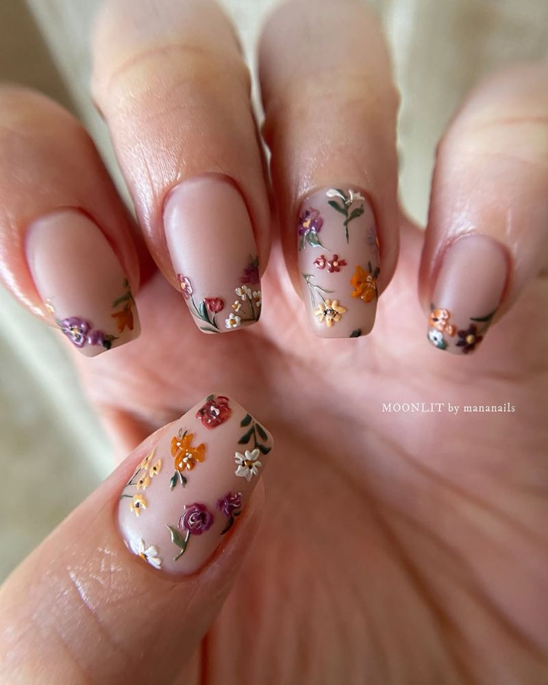 nail art fleurs base mate, design de printemps chic