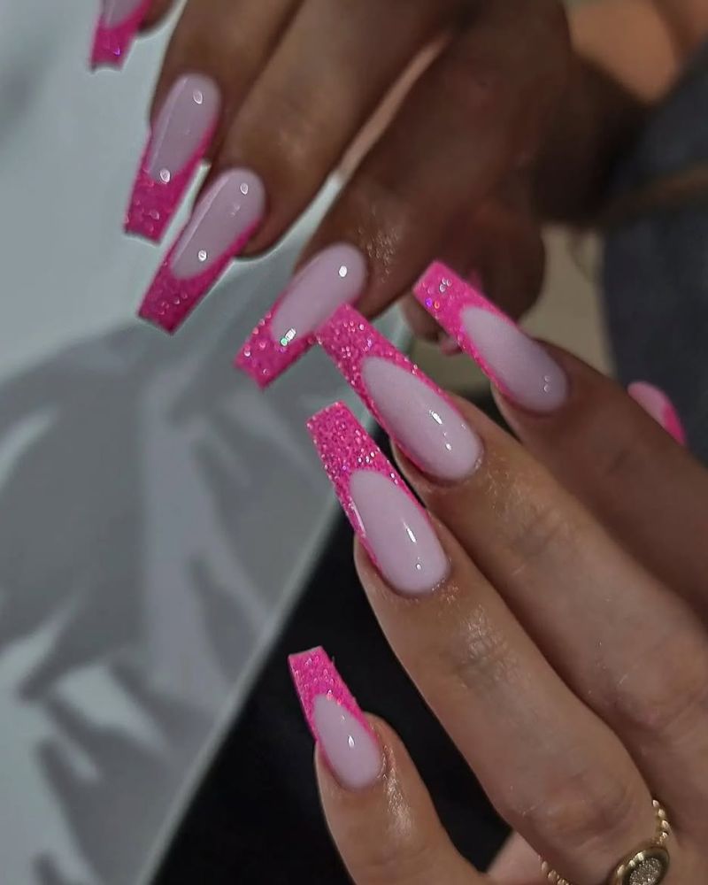 ongles roses scintillants, french manucure rose scintillante